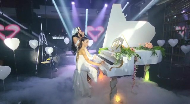 כניסת בת מצווה פסנתר כנף לבן 1