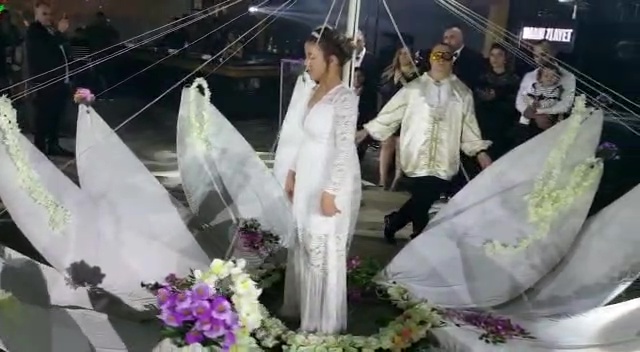 כניסת פרח נפתח