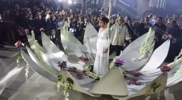 כלת הבת מצווה בתוך הפרח