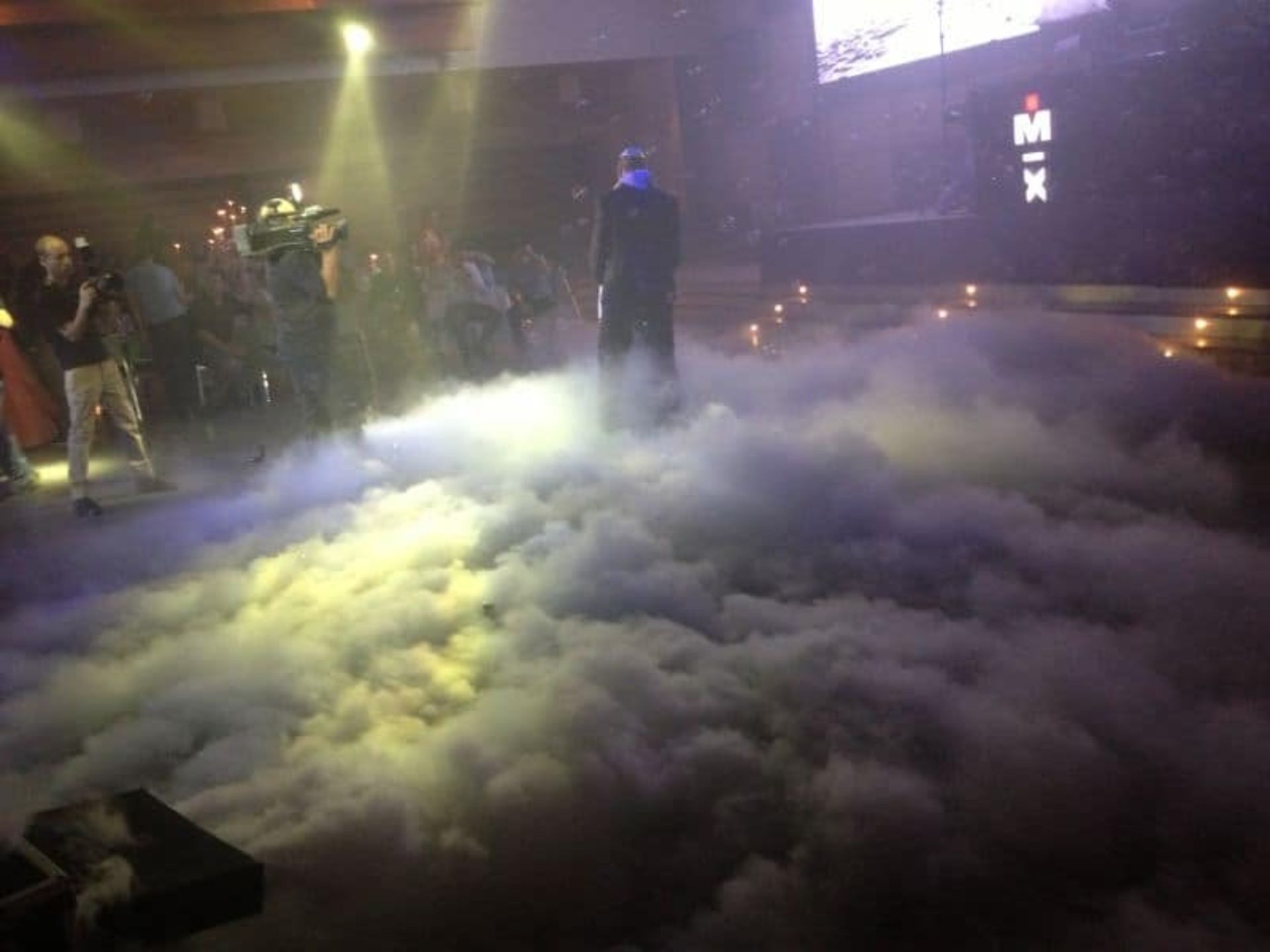 מגנטים, זיקוקים, עשן כבד, אותיות 1