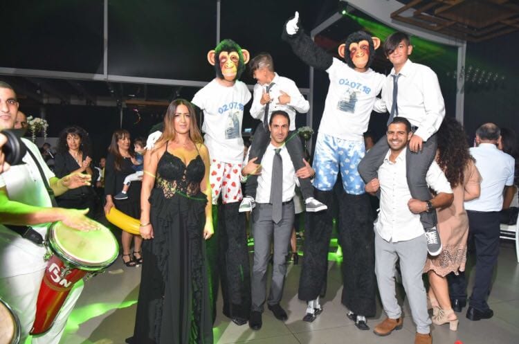 אותיות מעץ עם מגן דוד, מחזיקי מפתחות ללא הגבלה, קופים מרקדים, קיאק פירות, זיקוקים בכניסה, עשן כבד ויער בלונים לסלואו 18