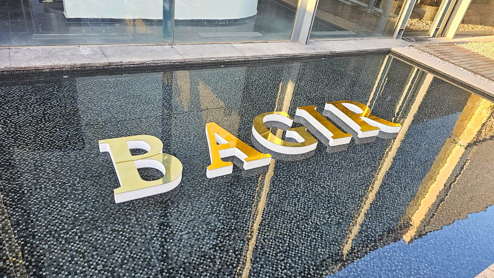 שמות צפים על המים