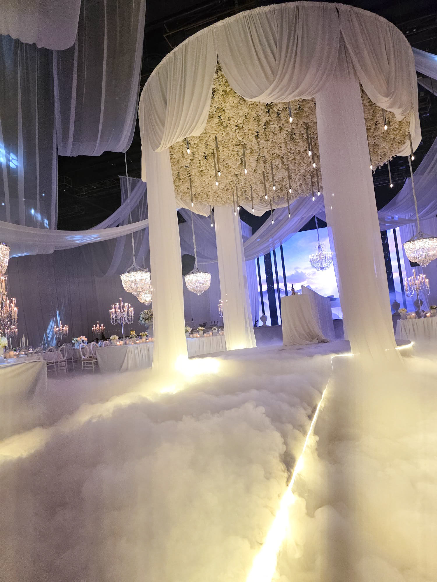 שדרה מעוננת ומרהיבה