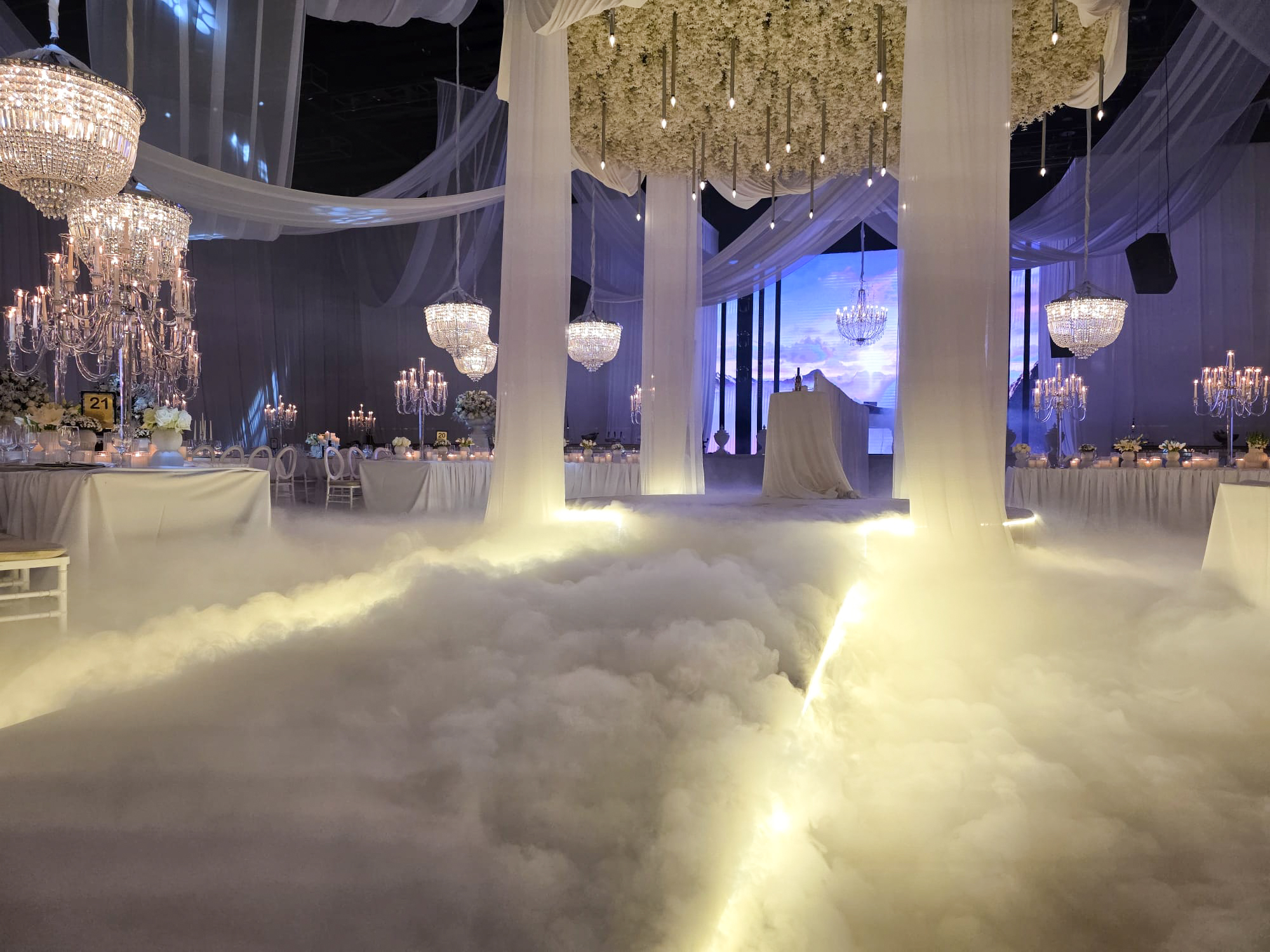 שדרת עננים מוארת