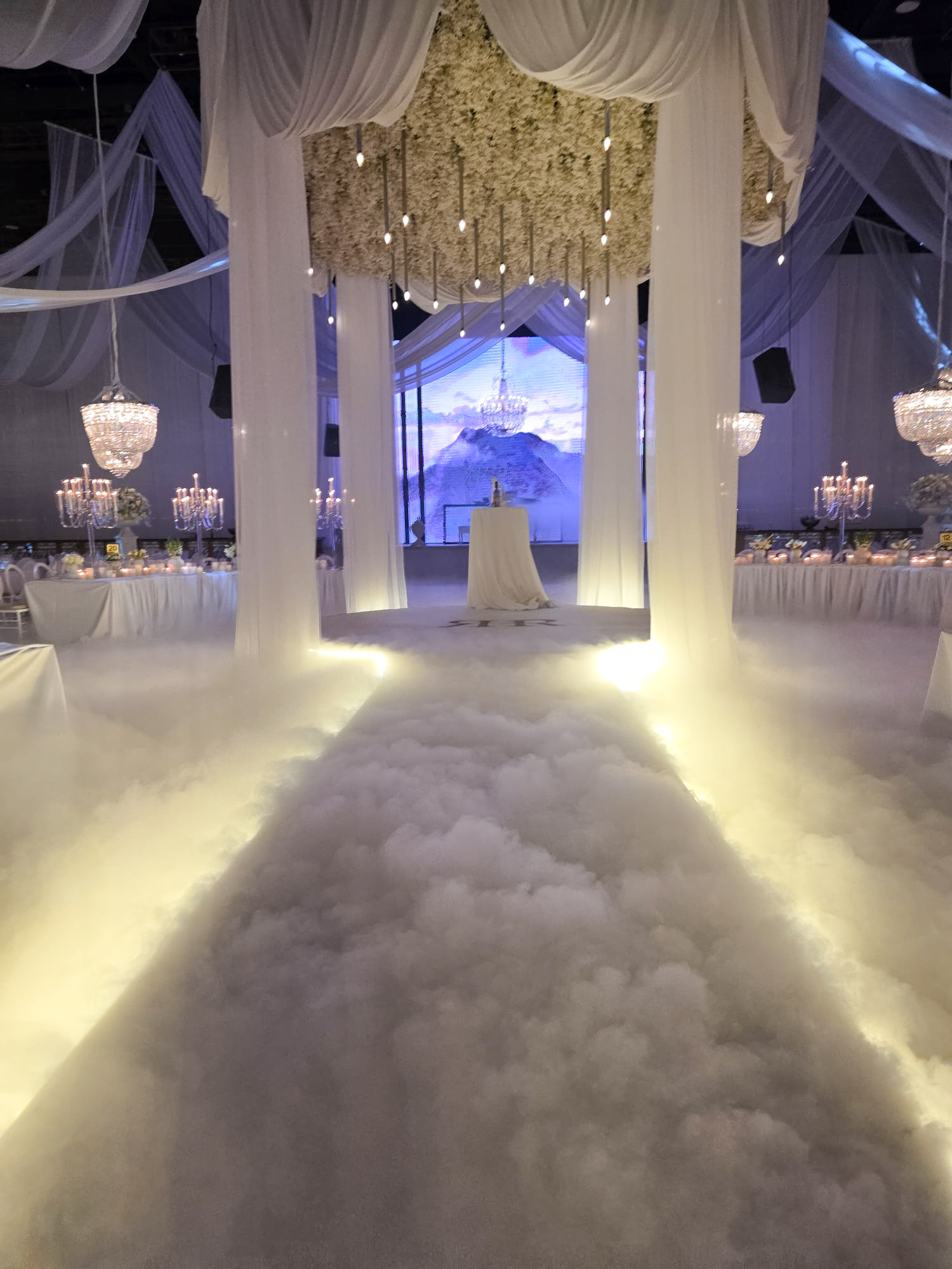 הדרך לחופה עוברת בעננים