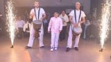 אותיות מעץ עם מגן דוד, מחזיקי מפתחות ללא הגבלה, קופים מרקדים, קיאק פירות, זיקוקים בכניסה, עשן כבד ויער בלונים לסלואו 22